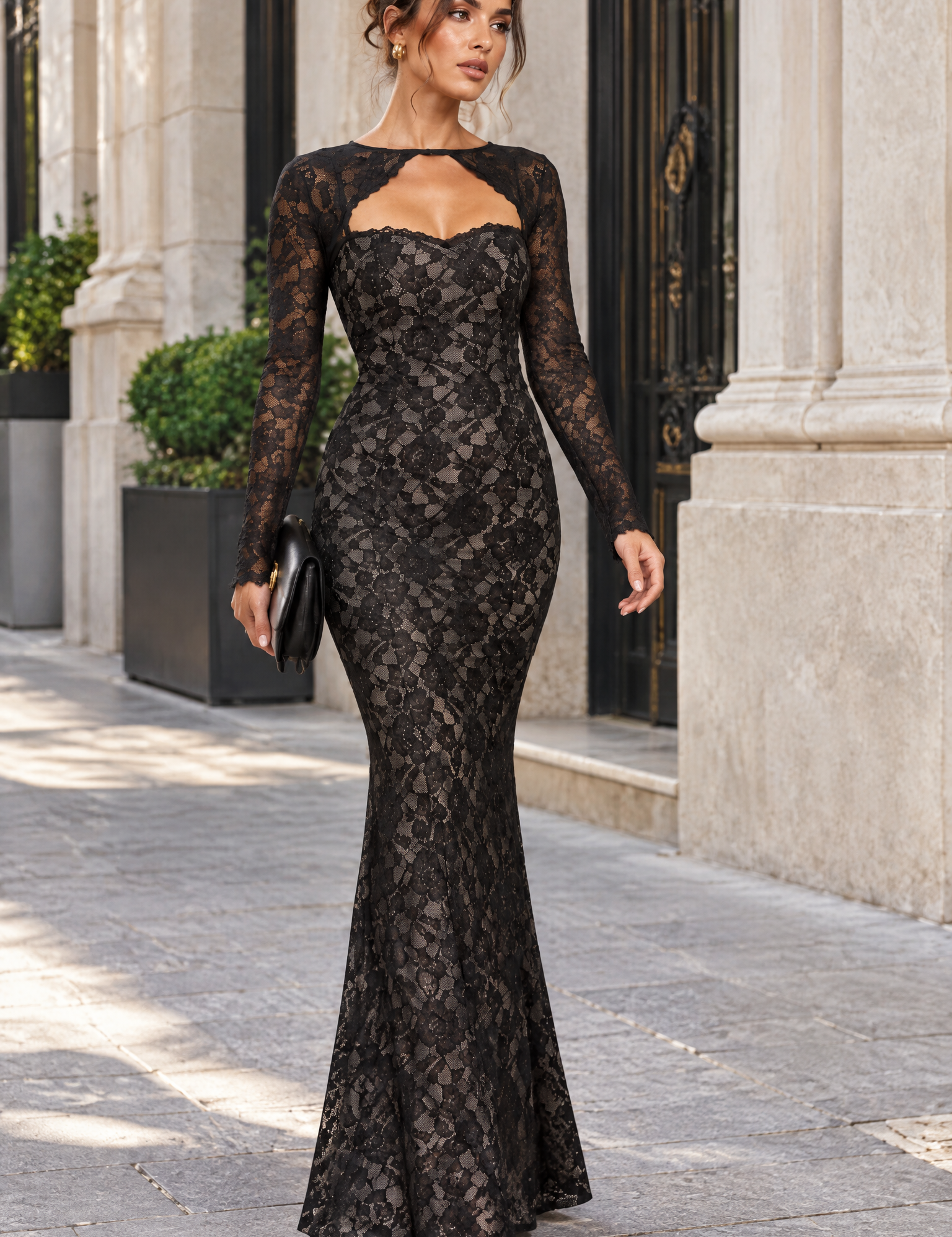 Robe longue en dentelle noire à décolleté cœur | Photo lifestyle | Lounelle Paris