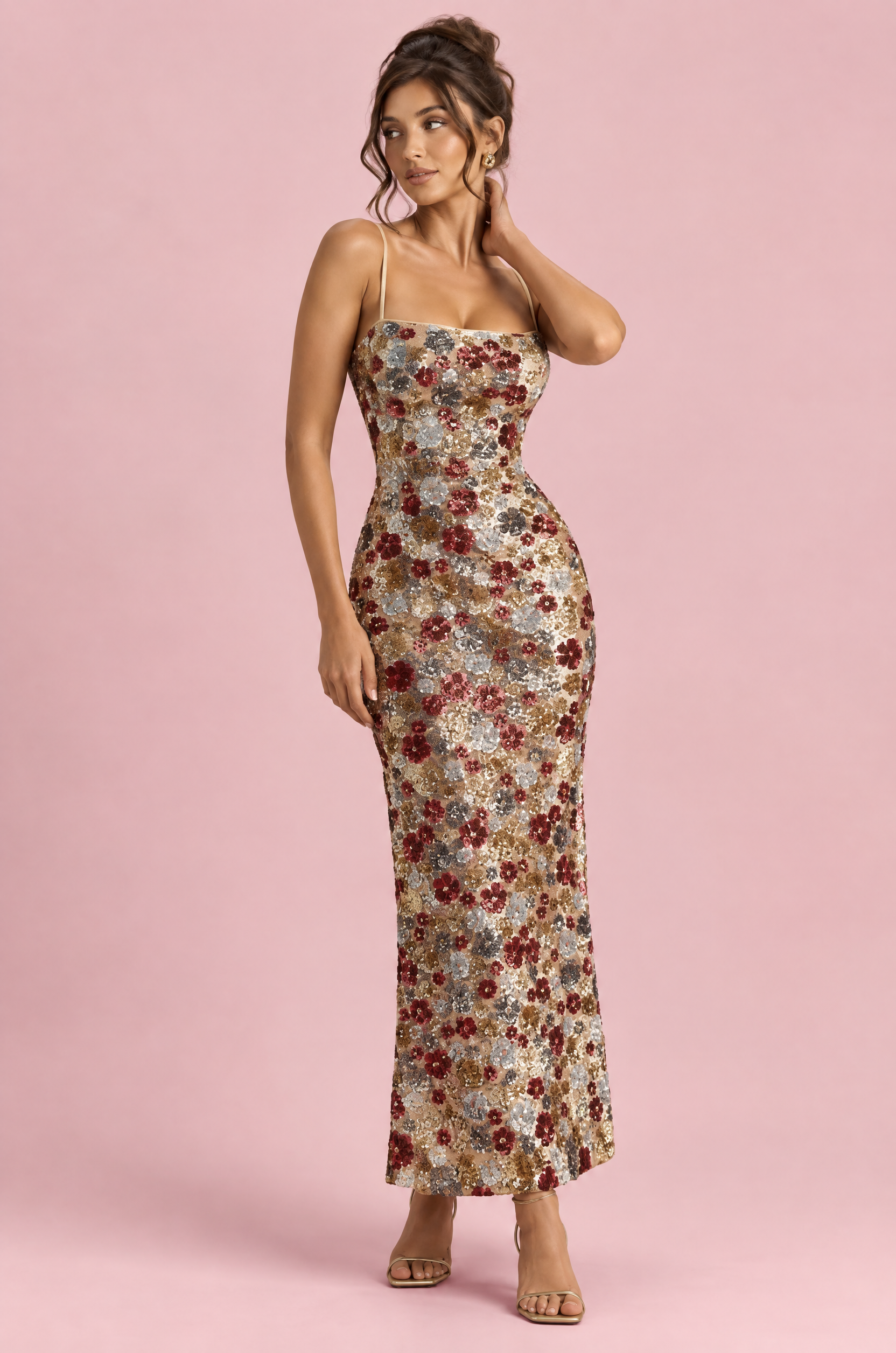 Robe longue dorée à sequins et ornements floraux, col carré | Vue de face | Lounelle Paris