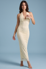 Gelbes Spitzen-Maxikleid mit asymmetrischem Ausschnitt und Kragendetail