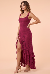 Bordeauxrotes Spitzen-Maxikleid mit tiefem Ausschnitt und asymmetrischen Volants