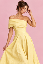 Robe asymétrique jaune à épaules dénudées | Vue rapprochée | Lounelle Paris