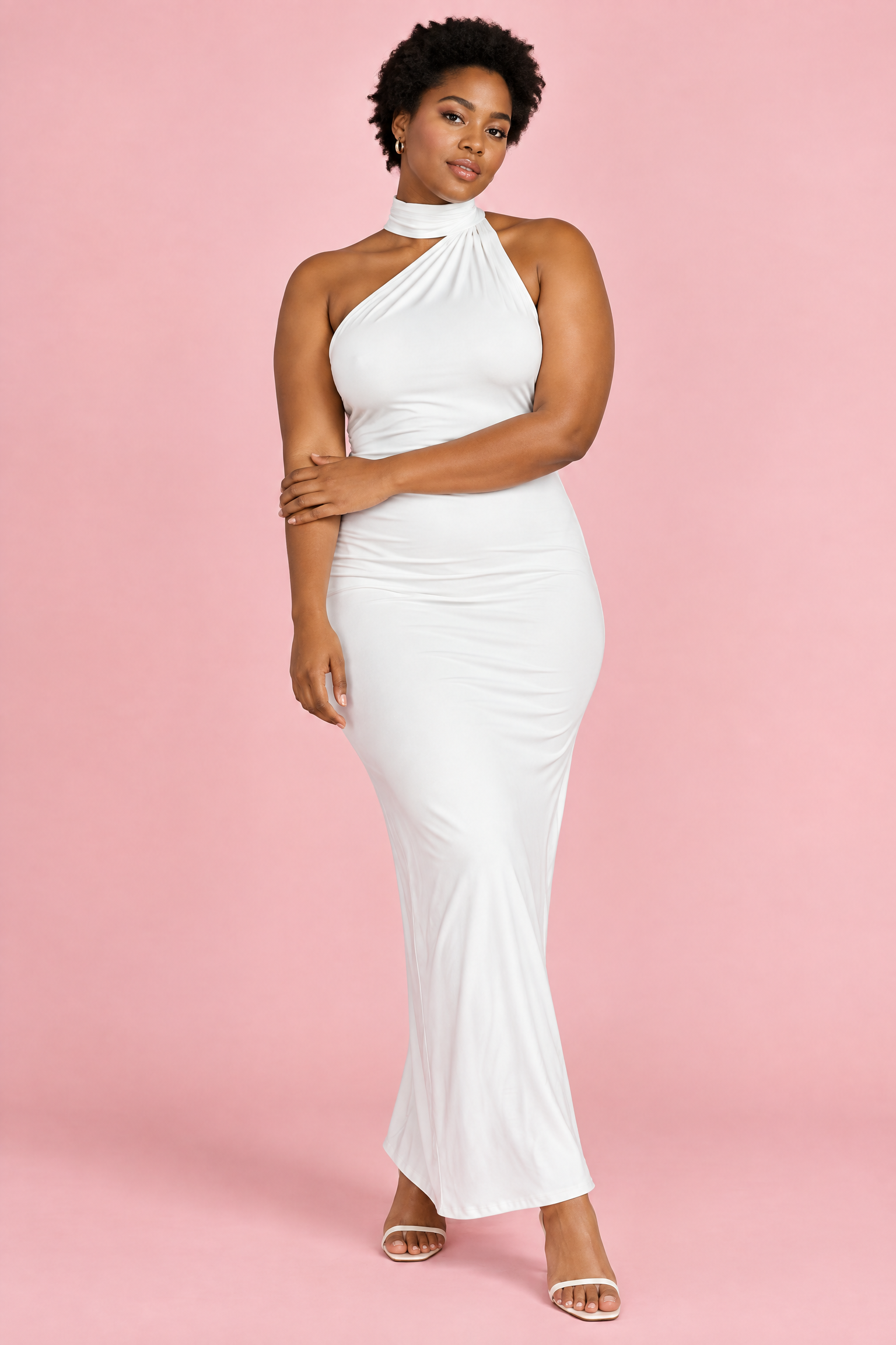 Robe longue blanche à encolure asymétrique, avec col | Porté sur une silhouette plus ronde | Lounelle Paris