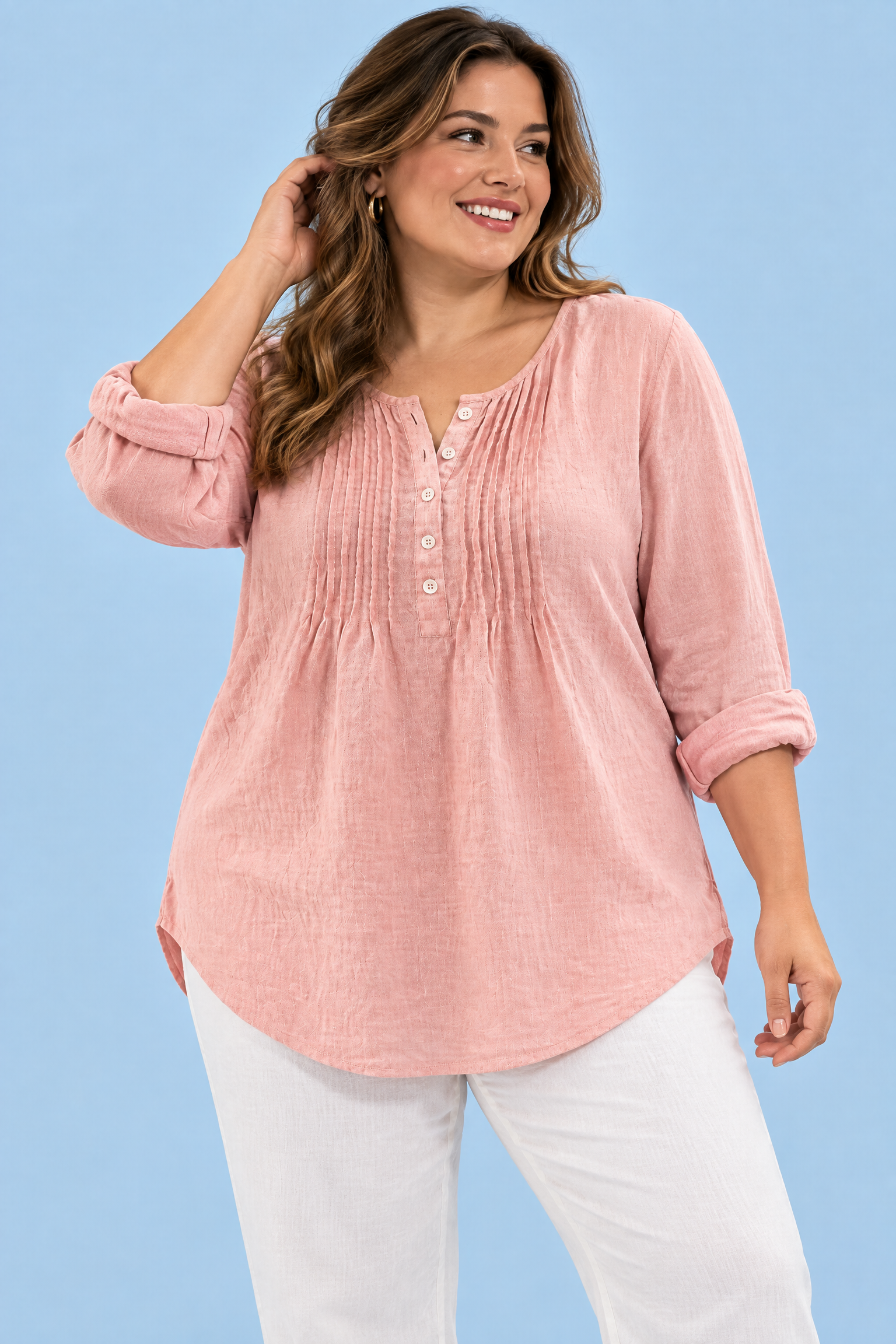 Blouse rose en coton à col rond et patte de boutonnage plissée | Porté sur une silhouette plus ronde | Lounelle Paris