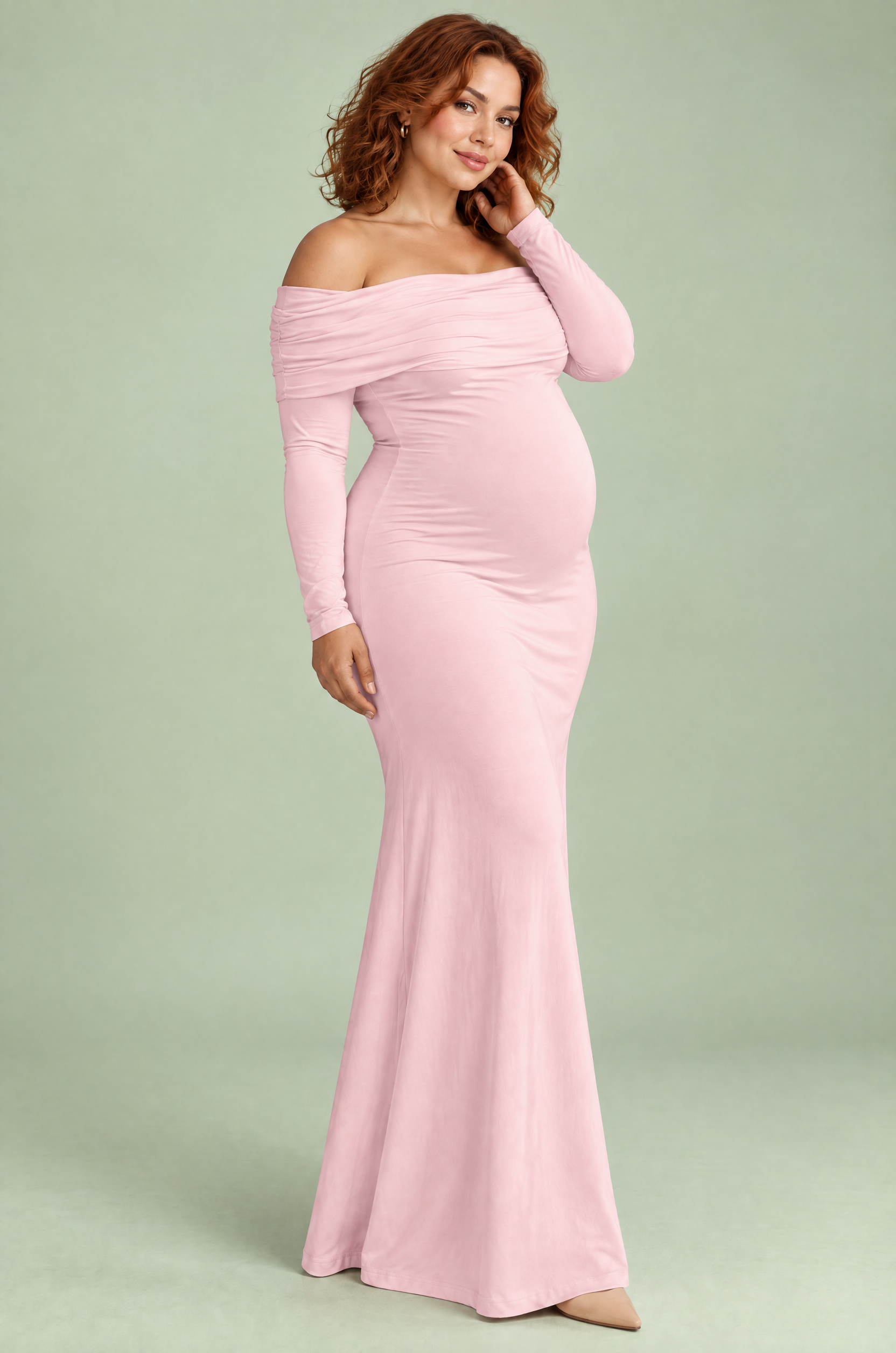 Robe longue de grossesse rose en résille froncée à col Bardot | Porté sur une silhouette plus ronde | Lounelle Paris