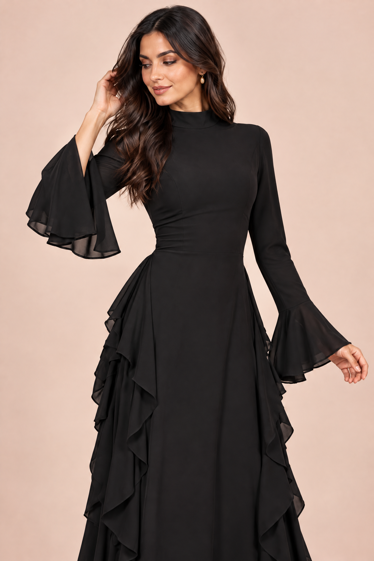 Robe longue noire à volants et manches cloche | Vue rapprochée | Lounelle Paris