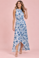 Blaues hochgeschlossenes Maxikleid mit Raffdetails