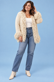 Gilet crème à franges | Porté sur une silhouette plus ronde | Lounelle Paris