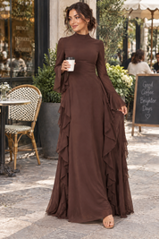 Robe longue marron à volants et manches cloche | Photo lifestyle | Lounelle Paris