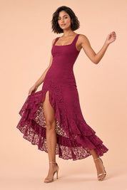 Robe longue en dentelle bordeaux à décolleté plongeant et volants | Vue en mouvement | Lounelle Paris