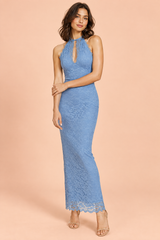 Hellblaues Spitzen-Maxikleid mit asymmetrischem Ausschnitt und Kragendetail