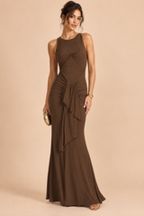 Braunes Maxikleid mit Drapierung und Cut-out