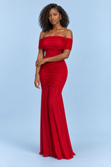 Rotes Maxikleid mit Raffungen und schulterfreiem Ausschnitt
