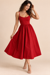 Rotes plissiertes Midikleid mit tailliert ausgestellter Silhouette