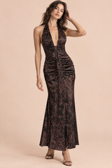 Braunes gerafftes Neckholder-Maxikleid
