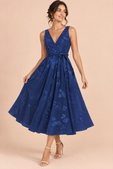 Marineblaues Midikleid mit Blumenmuster und ausgestelltem Rock
