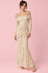 Beige Spitzen-Maxikleid mit Bardot-Ausschnitt, Raffdetails und Bindeschärpe