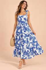 Blaues Maxikleid mit Blumenprint, Volants und eckigem Ausschnitt