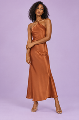Braunes Maxikleid mit gedrehtem Halterneck und Cape