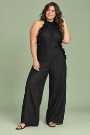 Robe longue noire à volants et encolure américaine | Porté sur une silhouette plus ronde | Lounelle Paris