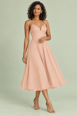 Beiges Midikleid mit Spaghettiträgern und voluminösem Saum