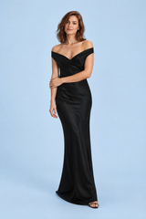 Schwarzes Satin-Maxikleid mit Raffungen und freien Schultern