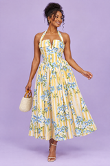 Gelbes Neckholderkleid mit Blumen und Streifen