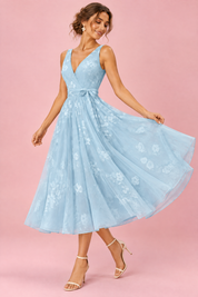 Robe midi fleurie bleu ciel à la coupe patineuse | Vue de dos | Lounelle Paris