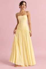 Hellgelbes Maxikleid mit Karree-Ausschnitt und Raffungen