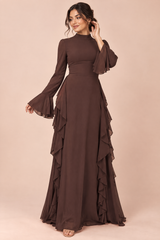 Braunes Maxikleid mit Volants und Trompetenärmeln
