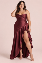 Robe longue bordeaux satinée asymétrique à une épaule et dos ouvert | Porté sur une silhouette plus ronde | Lounelle Paris