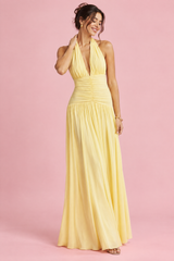 Gelbes Maxikleid mit tiefem V-Ausschnitt und Raffdetails