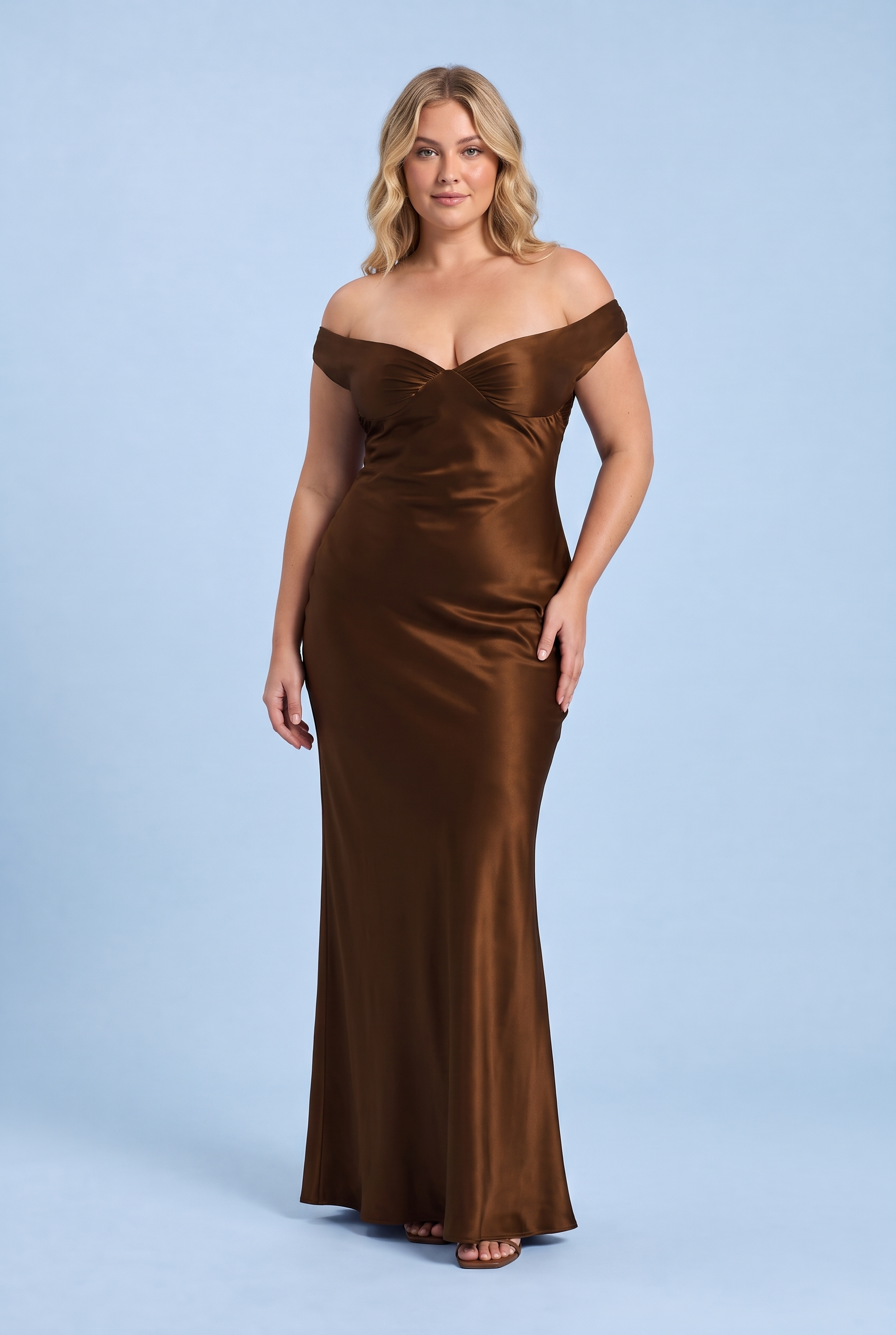 Robe longue froncée marron épaules dénudées | Porté sur une silhouette plus ronde | Lounelle Paris