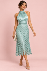 Salbeigrünes Satin-Midikleid mit Neckholder und Bahnenrock