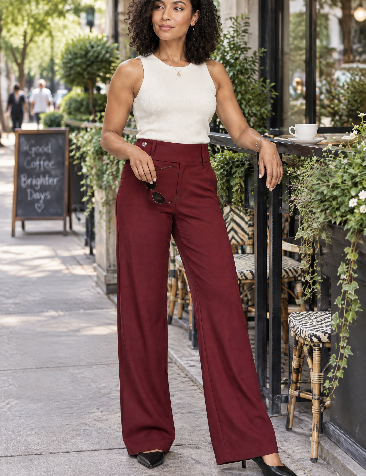 Pantalon bordeaux large à taille basse | Photo lifestyle | Lounelle Paris