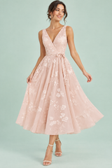 Hellrosa Midikleid mit Blumenmuster und ausgestelltem Rock