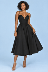 Schwarzes Midikleid mit Spaghettiträgern und voluminösem Saum