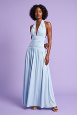 Hellblaues Maxikleid mit tiefem V-Ausschnitt, Neckholder und Raffdetails