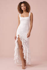 Weißes Spitzen-Maxikleid mit Volants