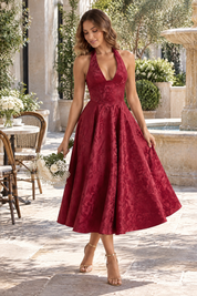 Robe midi jacquard à encolure dos nu bordeaux | Photo lifestyle | Lounelle Paris