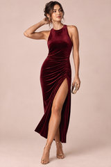 Bordeauxrotes Maxikleid mit Stehkragen, Raffung und Schlitz