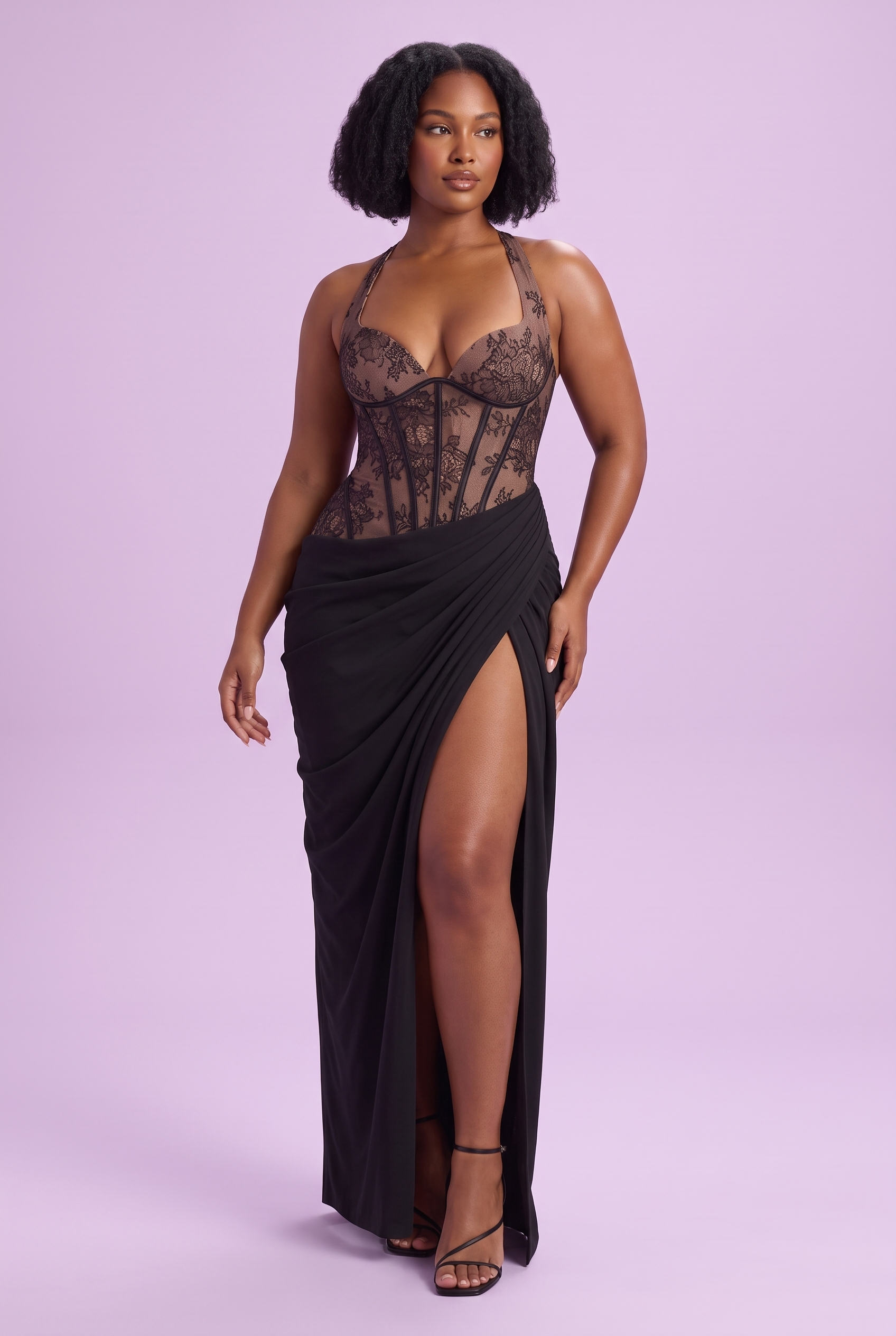 Robe longue noire corsetée à fente | Porté sur une silhouette plus ronde | Lounelle Paris