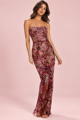 Rotes trägerloses figurbetontes Maxikleid