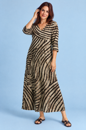Robe beige fluide à col en V | Porté sur une autre silhouette | Lounelle Paris