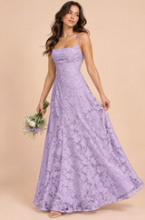 Lavendelfarbenes Maxikleid mit Wasserfallausschnitt und Blumenmuster