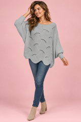 Grauer Oversize-Pullover mit Lochstrick und U-Boot-Ausschnitt