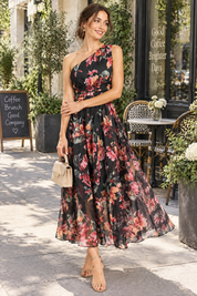 Robe longue fleurie noire à une épaule, coupe trapèze | Photo lifestyle | Lounelle Paris
