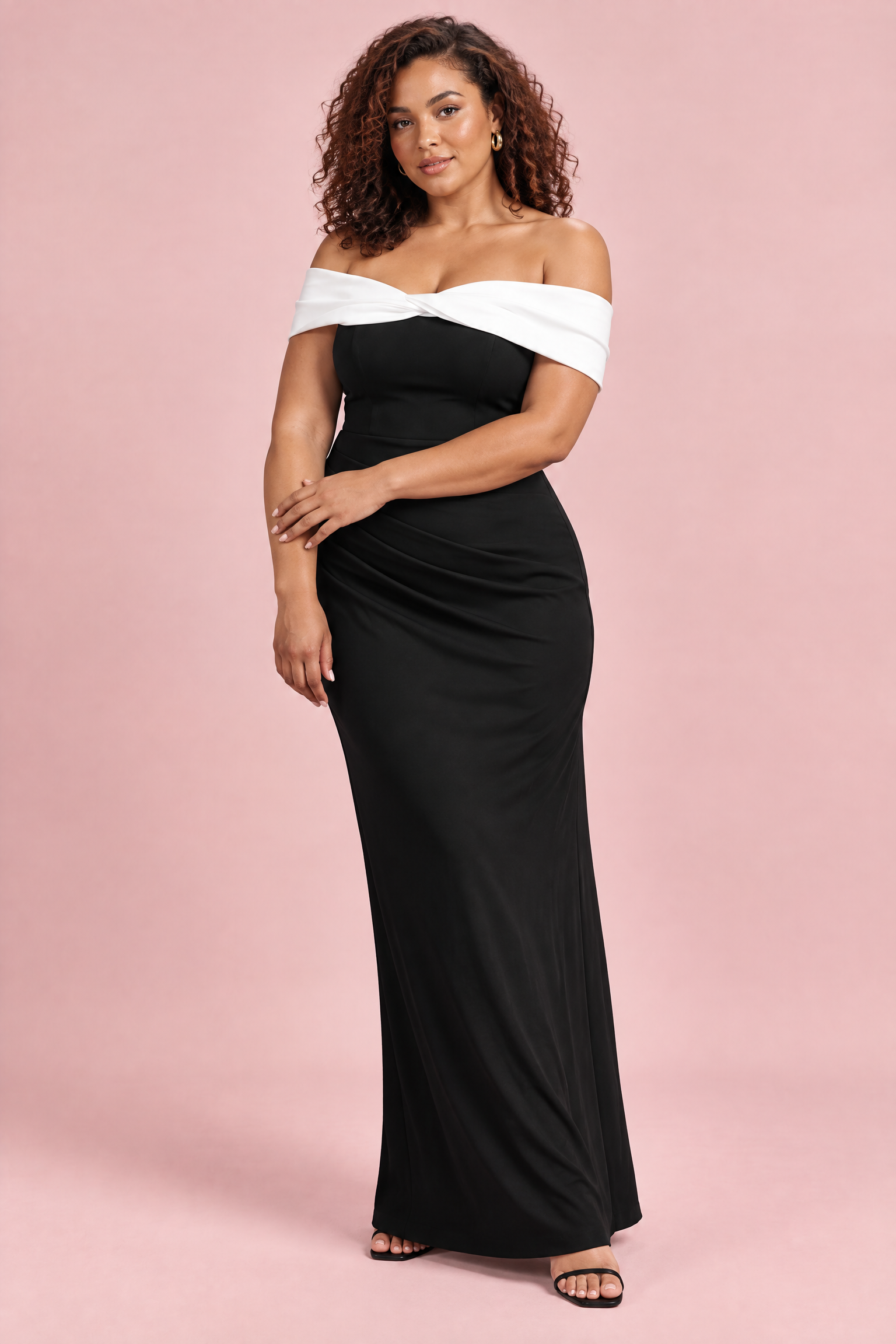 Robe longue noire à encolure Bardot, nœud et fente haute sur la cuisse | Porté sur une silhouette plus ronde | Lounelle Paris