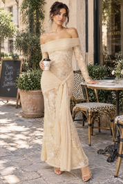Robe longue beige en dentelle à col Bardot, avec détails froncés et lien à nouer | Photo lifestyle | Lounelle Paris