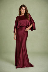 Lang geschnittenes Satin-Kleid mit Bootsausschnitt