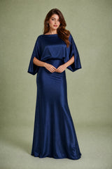 Lang geschnittenes Satin-Kleid mit Bootsausschnitt